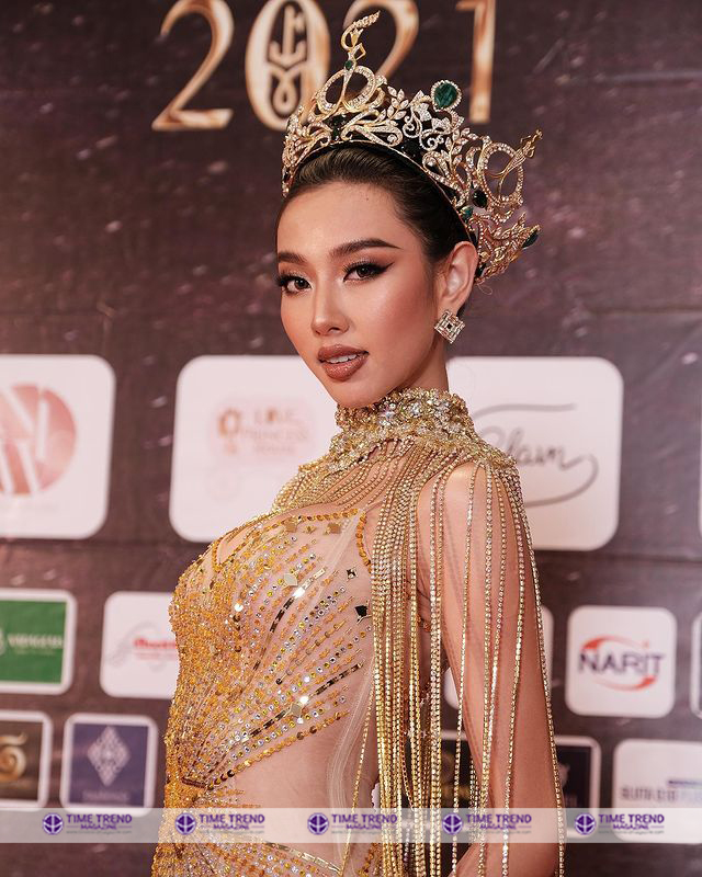 Nguyễn Thúc Thuỳ Tiên in Golden Gown